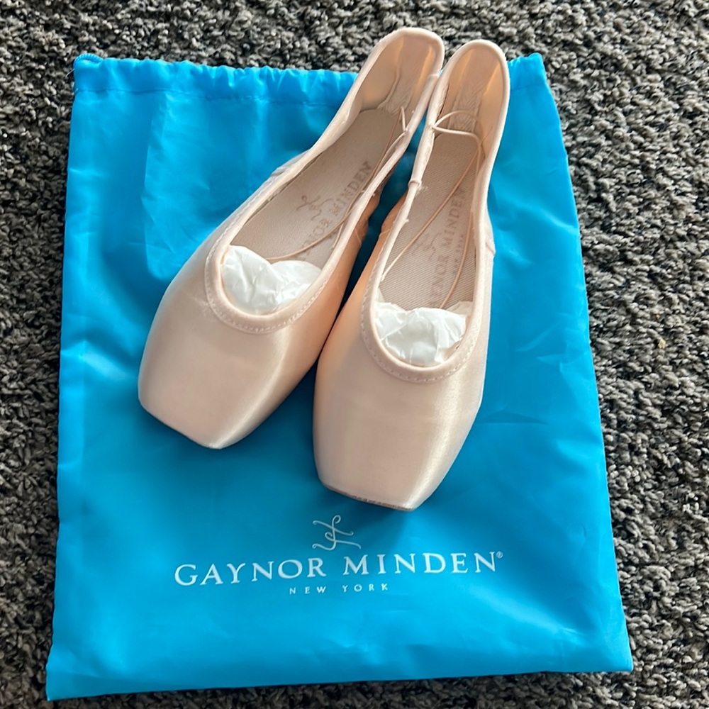 Gaynor Minden Sculpted Fit 8 Med 4 Box ExtraFlex Shank Deep Vamp High Heel